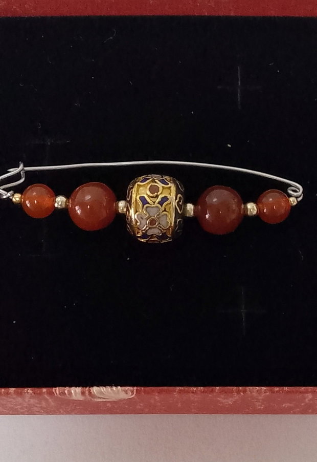 Broșă cloisonnee aurita și carneol