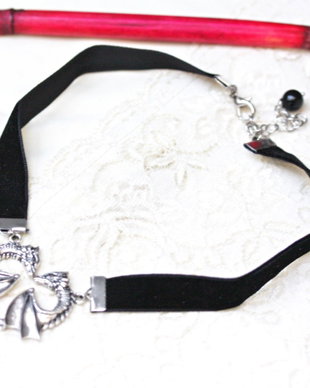 Choker cu dragoni si catifea neagra