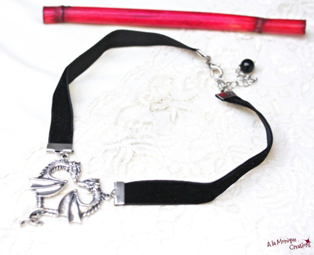 Choker cu dragoni si catifea neagra
