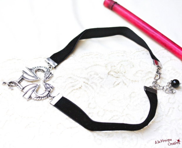 Choker cu dragoni si catifea neagra
