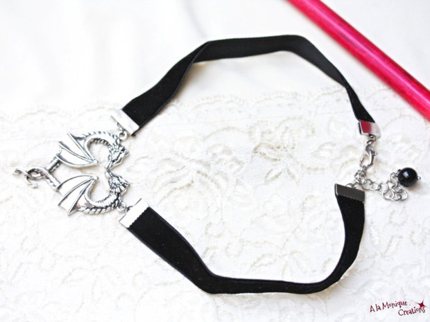 Choker cu dragoni si catifea neagra