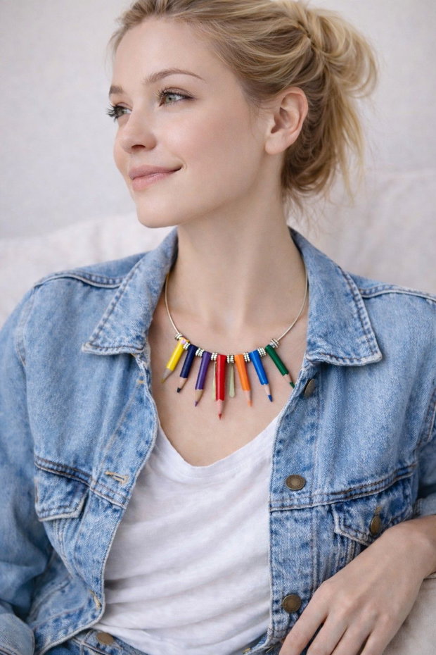 Colier creioane colorate si accesorii argintii 01296