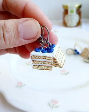Cercei Blueberry Cake