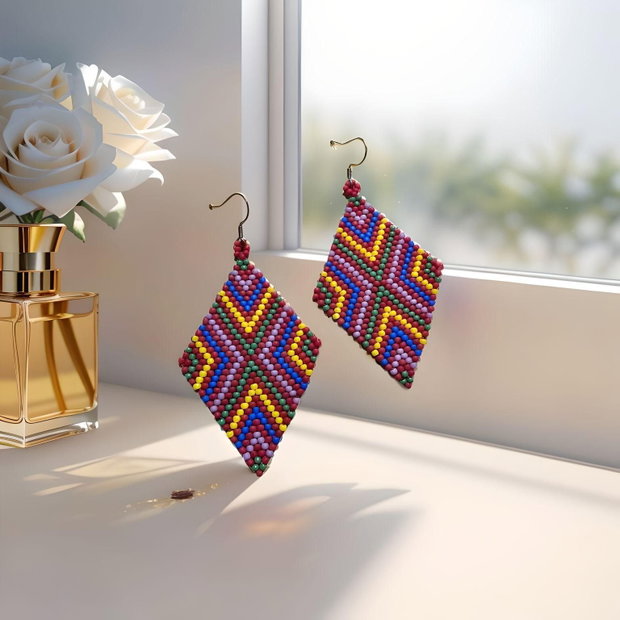 Cercei handmade din mărgele Romburi multicolore pe fundal roșu