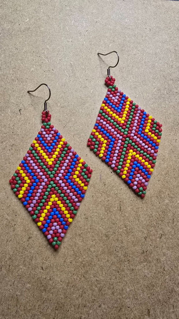 Cercei handmade din mărgele Romburi multicolore pe fundal roșu