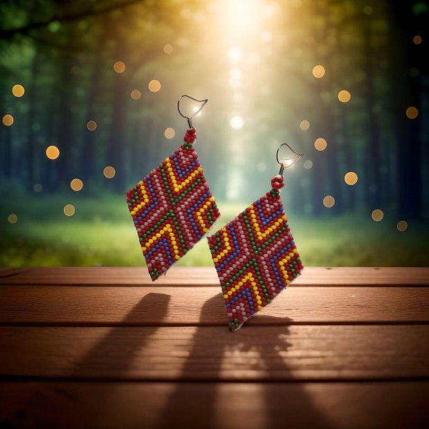 Cercei handmade din mărgele Romburi multicolore pe fundal roșu