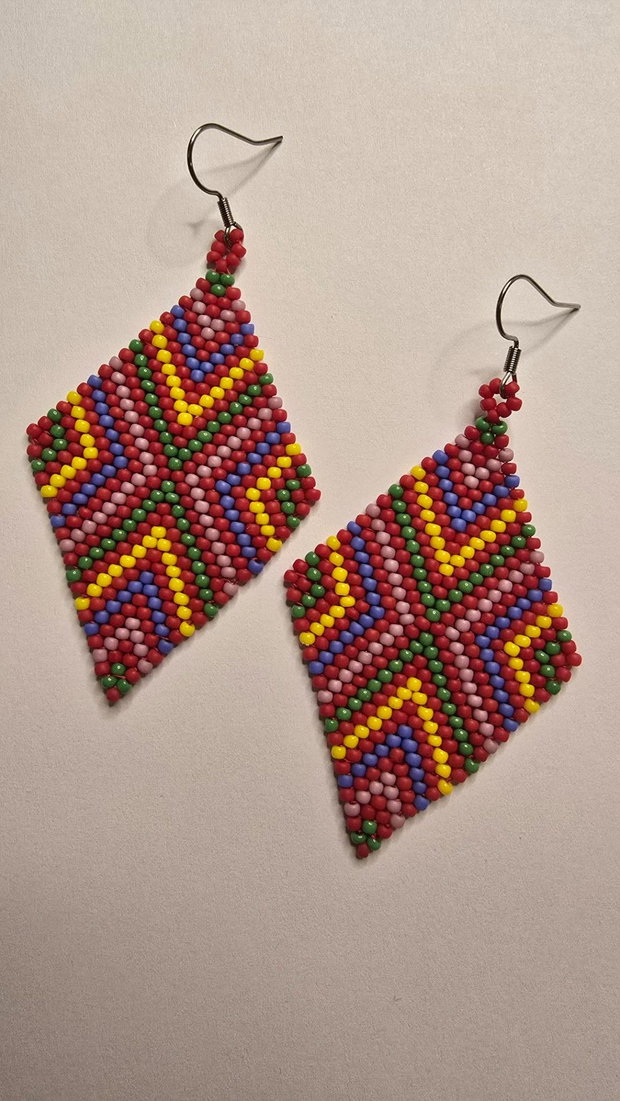 Cercei handmade din mărgele Romburi multicolore pe fundal roșu