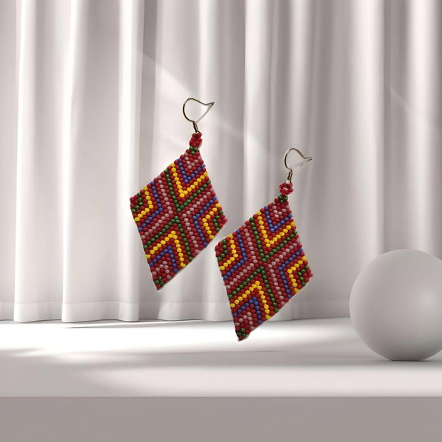 Cercei handmade din mărgele Romburi multicolore pe fundal roșu