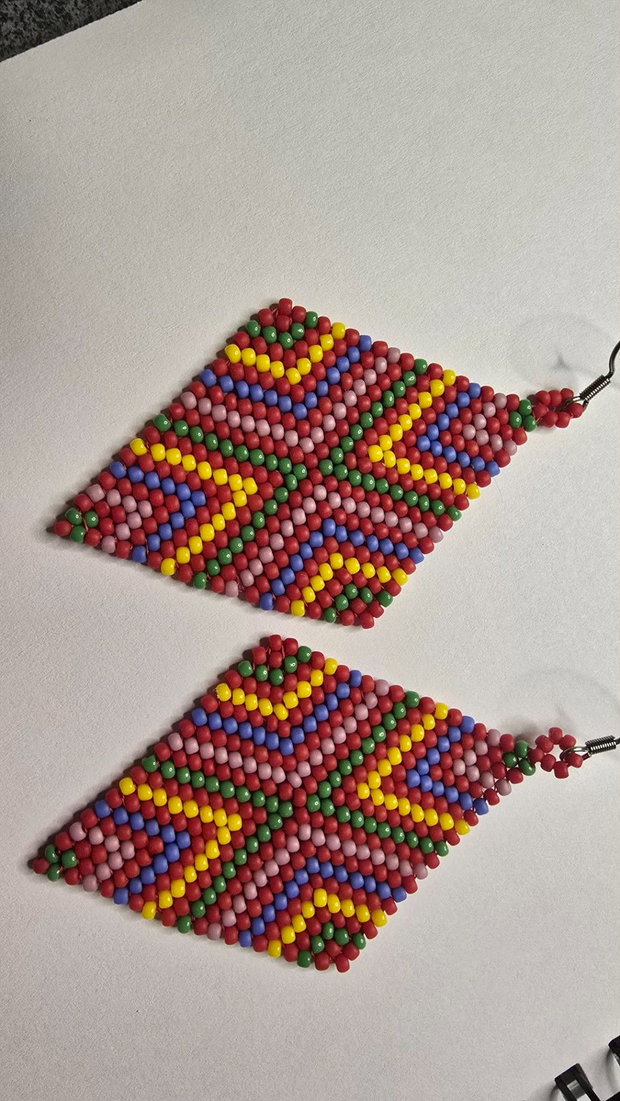 Cercei handmade din mărgele Romburi multicolore pe fundal roșu