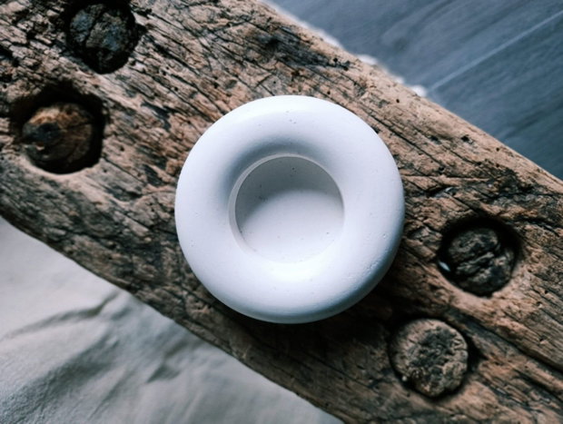Suport lumânare din praf ceramic alb