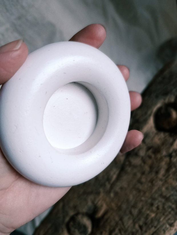 Suport lumânare din praf ceramic alb
