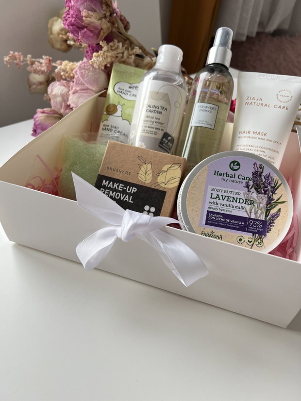 Set cadou Green Embrace Ritual cu cremă de mâini, spray parfumat, mască naturală, unt de corp cu lavandă