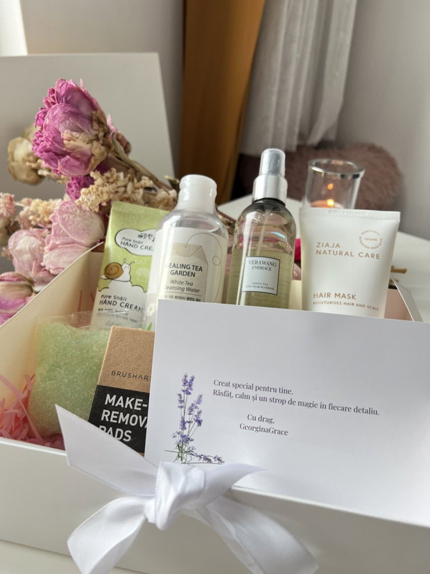 Set cadou Green Embrace Ritual cu cremă de mâini, spray parfumat, mască naturală, unt de corp cu lavandă