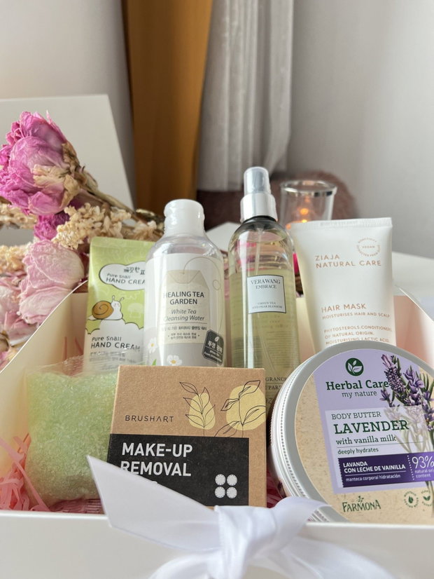 Set cadou Green Embrace Ritual cu cremă de mâini, spray parfumat, mască naturală, unt de corp cu lavandă