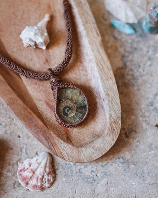 Colier Macrame cu Amonit Fosilizat - Bijuterie Handmade Statement