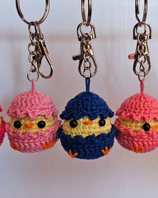 Breloc crosetat Pui in coaja de ou Amigurumi
