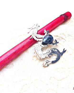 Brosa Dragon cu larvikit