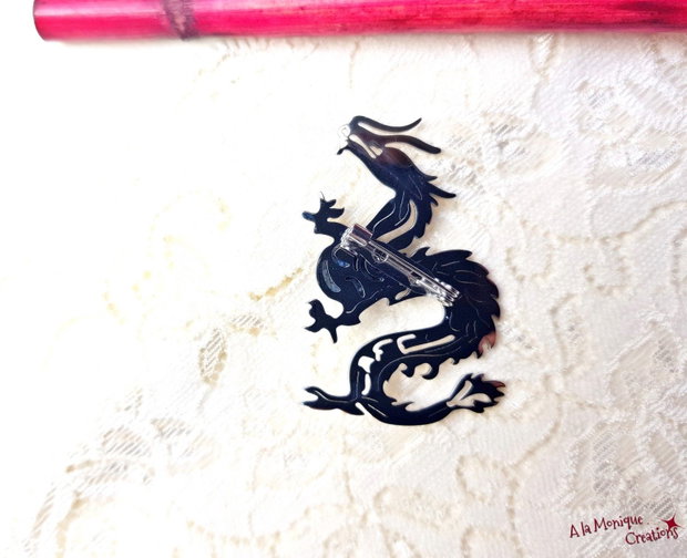 Brosa Dragon cu larvikit