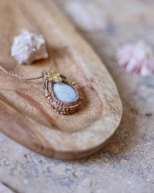Colier Macrame cu Piatră Naturală Albastră  Angelit și Detalii Aurii - Stil Boho-Regal