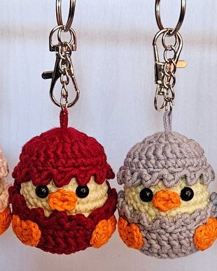 Breloc crosetat boboc de ratusca in coaja de ou Amigurumi