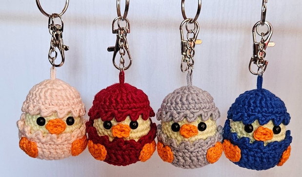 Breloc crosetat boboc de ratusca in coaja de ou Amigurumi