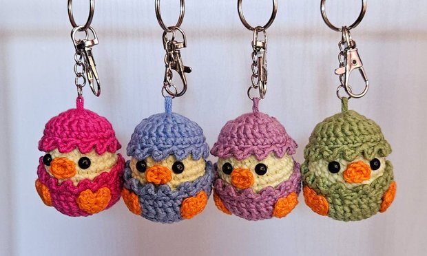 Breloc crosetat boboc de ratusca in coaja de ou Amigurumi