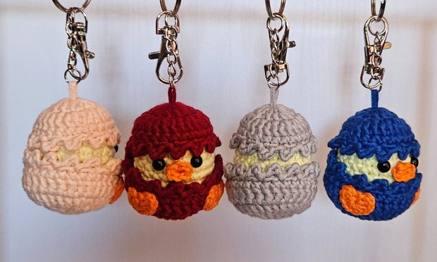 Breloc crosetat boboc de ratusca in coaja de ou Amigurumi
