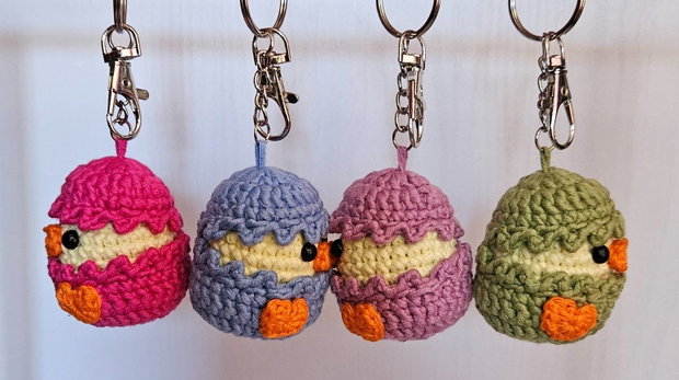 Breloc crosetat boboc de ratusca in coaja de ou Amigurumi
