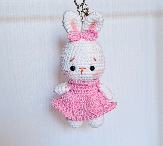 Breloc Iepuras cu rochita Roz Handmade Amigurumi