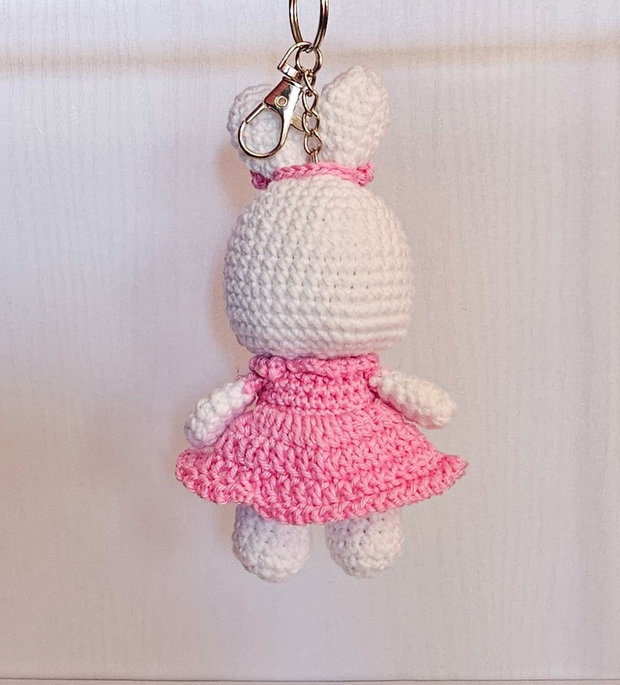 Breloc Iepuras cu rochita Roz Handmade Amigurumi