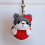 Breloc handmade pisica cu inima rosie Amigurumi