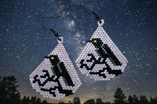 Cercei handmade cu corb  cercei din mărgele Miyuki Delica, model corb negru