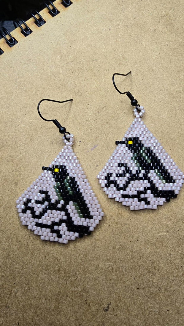 Cercei handmade cu corb  cercei din mărgele Miyuki Delica, model corb negru