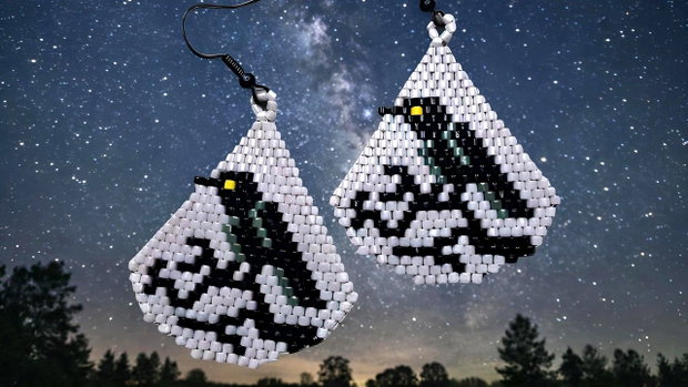 Cercei handmade cu corb  cercei din mărgele Miyuki Delica, model corb negru