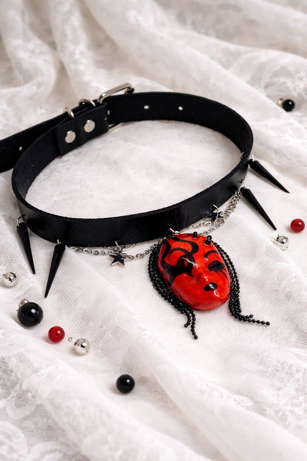 Chocker gothik-edgy lucrat și pictat manual din lut din Colecția Gothic Enigma