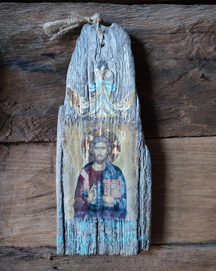 Icoană pe lemn vechi -artă sacră cu suflet rustic