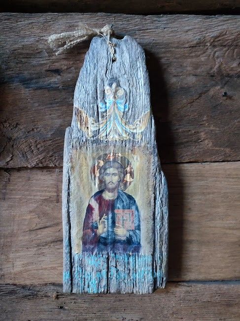 Icoană pe lemn vechi -artă sacră cu suflet rustic