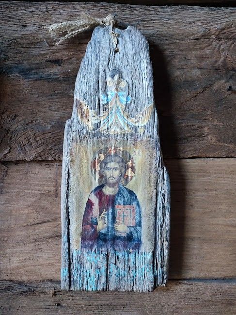 Icoană pe lemn vechi -artă sacră cu suflet rustic