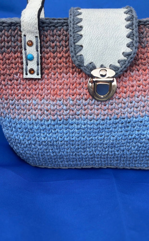 Geantă croșetată handmade cu mânere și clapetă din piele  ElaD by Elenas Craft
