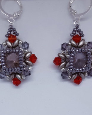Cercei atarnatori, baroci din margele cehesti si japoneze cu cristale Swarovski lila