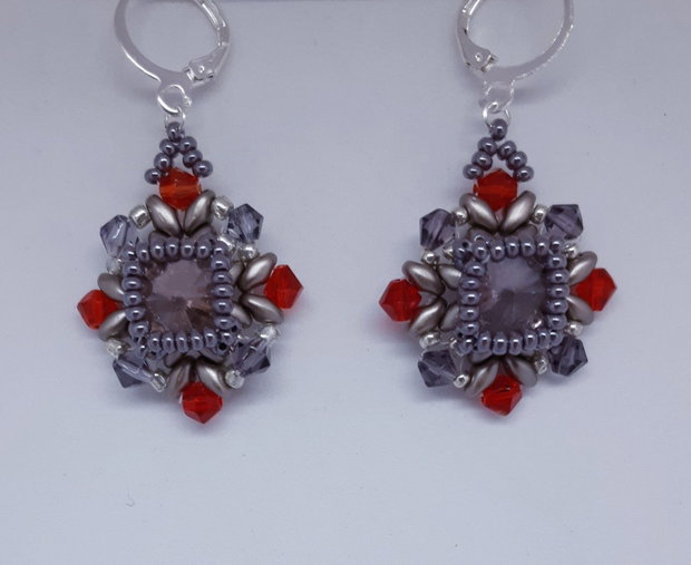 Cercei atarnatori, baroci din margele cehesti si japoneze cu cristale Swarovski lila