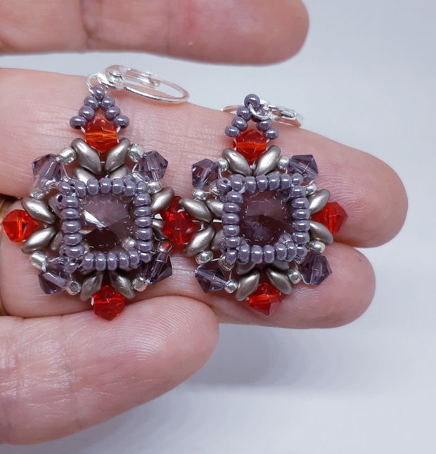 Cercei atarnatori, baroci din margele cehesti si japoneze cu cristale Swarovski lila