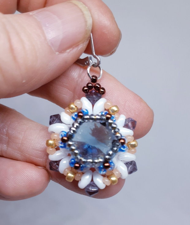 Cercei atarnatori, baroci, din margele cehesti si japoneze cu cristale Swarovski albastre
