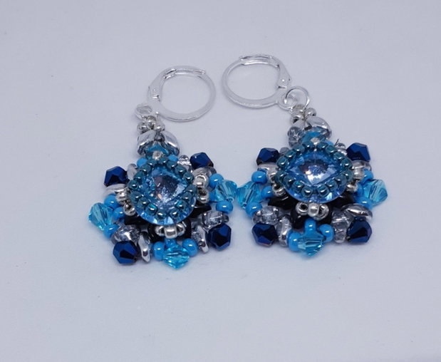 Cercei atarnatori, baroci, din margele cehesti si japoneze cu cristale Swarovski turcoaz