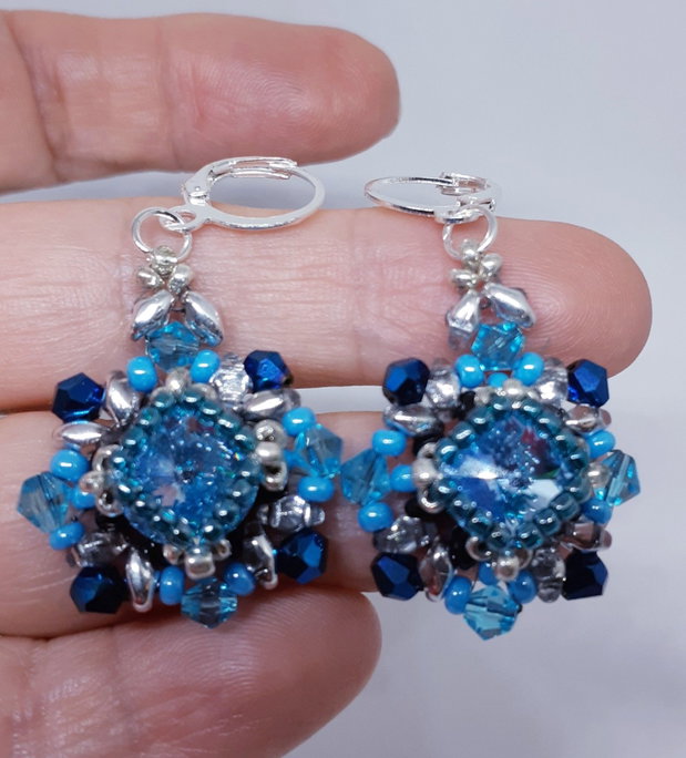 Cercei atarnatori, baroci, din margele cehesti si japoneze cu cristale Swarovski turcoaz