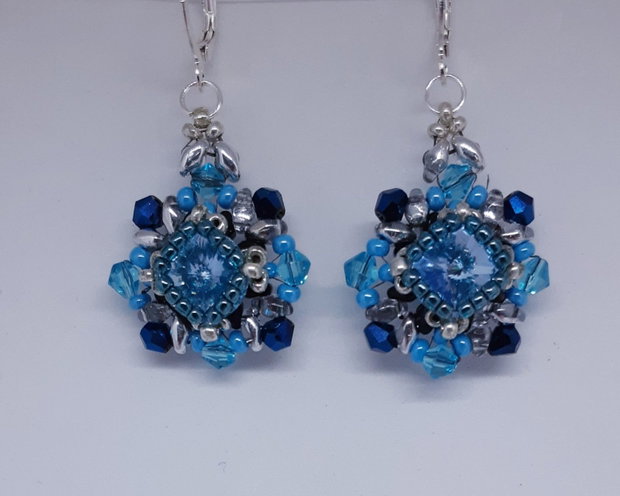 Cercei atarnatori, baroci, din margele cehesti si japoneze cu cristale Swarovski turcoaz