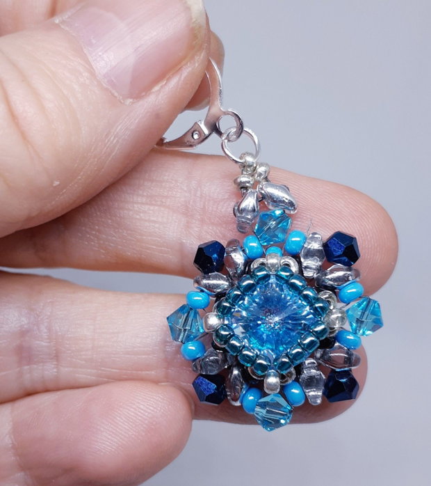 Cercei atarnatori, baroci, din margele cehesti si japoneze cu cristale Swarovski turcoaz