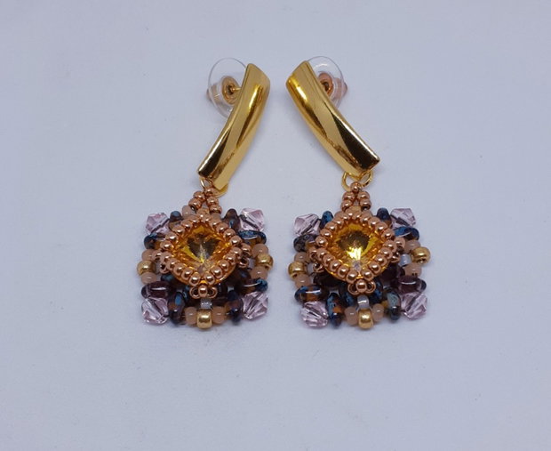 Cercei atarnatori, baroci, din margele cehesti si japoneze cu cristale Swarovski aurii