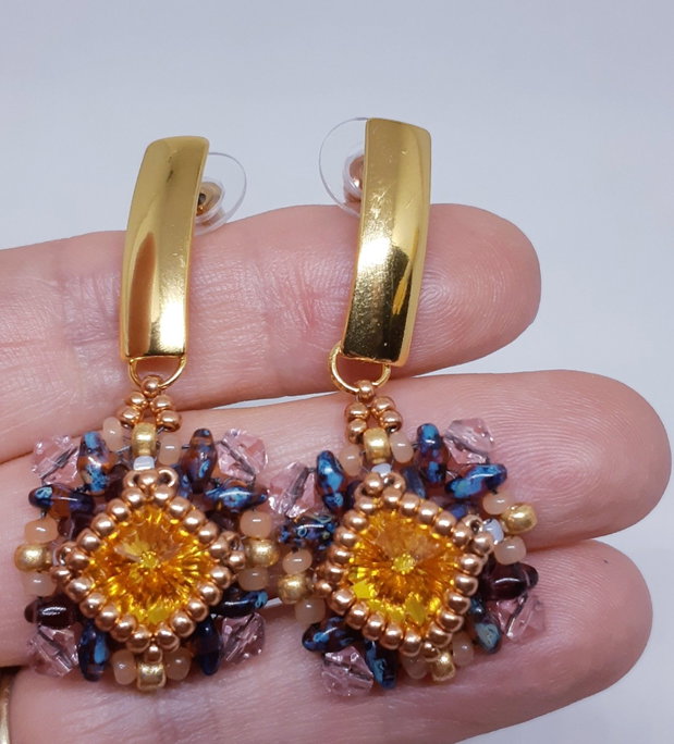 Cercei atarnatori, baroci, din margele cehesti si japoneze cu cristale Swarovski aurii