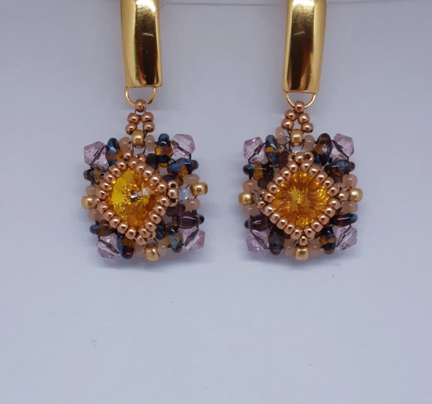 Cercei atarnatori, baroci, din margele cehesti si japoneze cu cristale Swarovski aurii